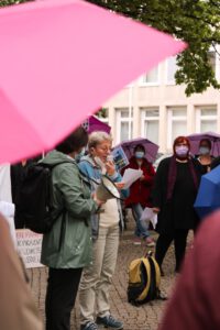 Teilnehmende trugen auf der Kundgebung symbolisch einen Regenschirm.